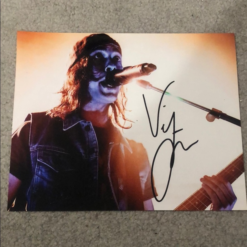 FAKE vic fuentes signed photograph